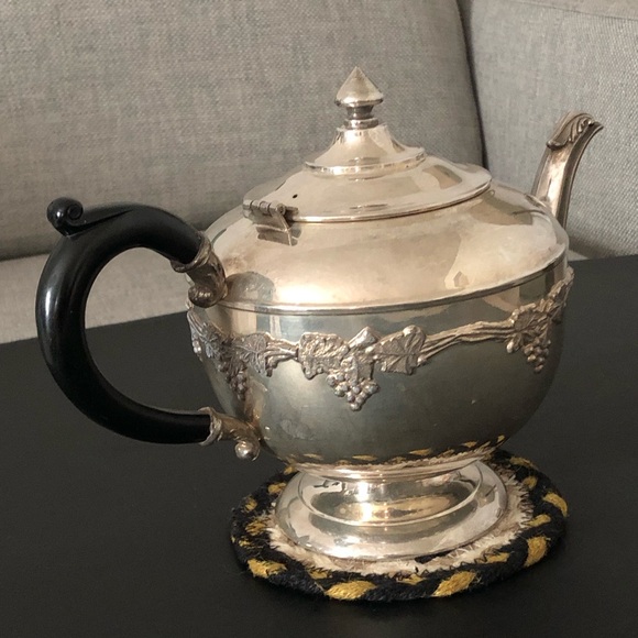 VINTAGE OLD ENGLISH REPRODUCTION SILVER-PLATED TEAPOT 1950’s - Picture 4 of 16